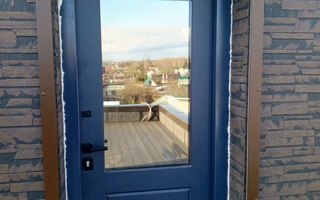 входная дверь с двусторонним порошковым покрытием с защитной ковкой и стеклопакетом