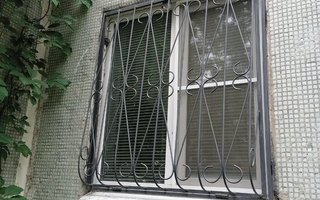 дутая сварная решетка на окно первого этажа